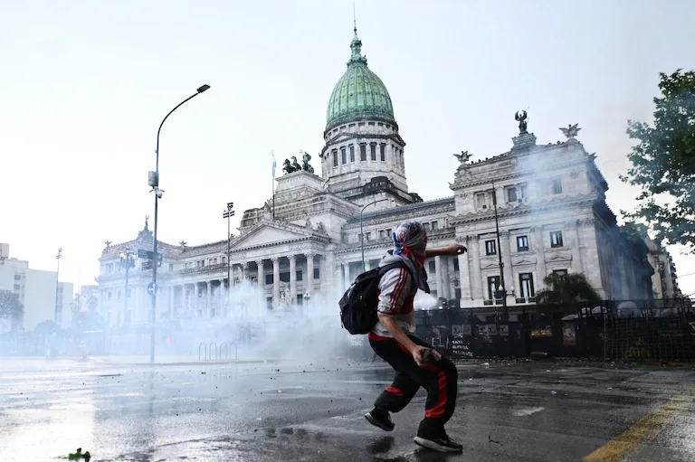 Graves incidentes y desalojo frente al Congreso tras la quinta Marcha Federal Universitaria