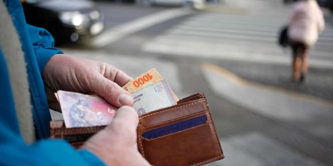 Fuerte deterioro: el salario mínimo perdió un 40% de su poder de compra en la gestión actual