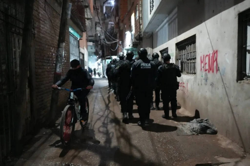 Operativo de saturación en la Villa 1-11-14 del Bajo Flores: detenciones, droga secuestrada y clausuras