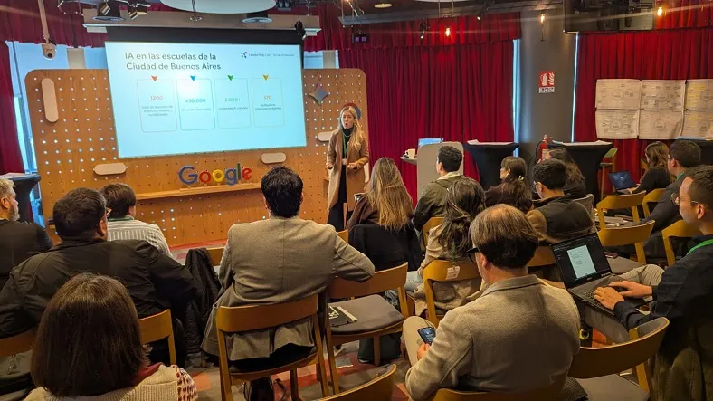 La Ciudad presentó su modelo de inteligencia artificial educativa en un encuentro regional en Chile